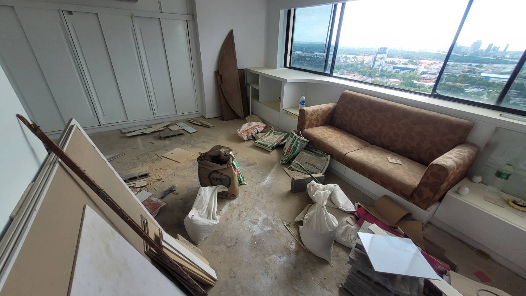 12945 – 144_living_room.jpg