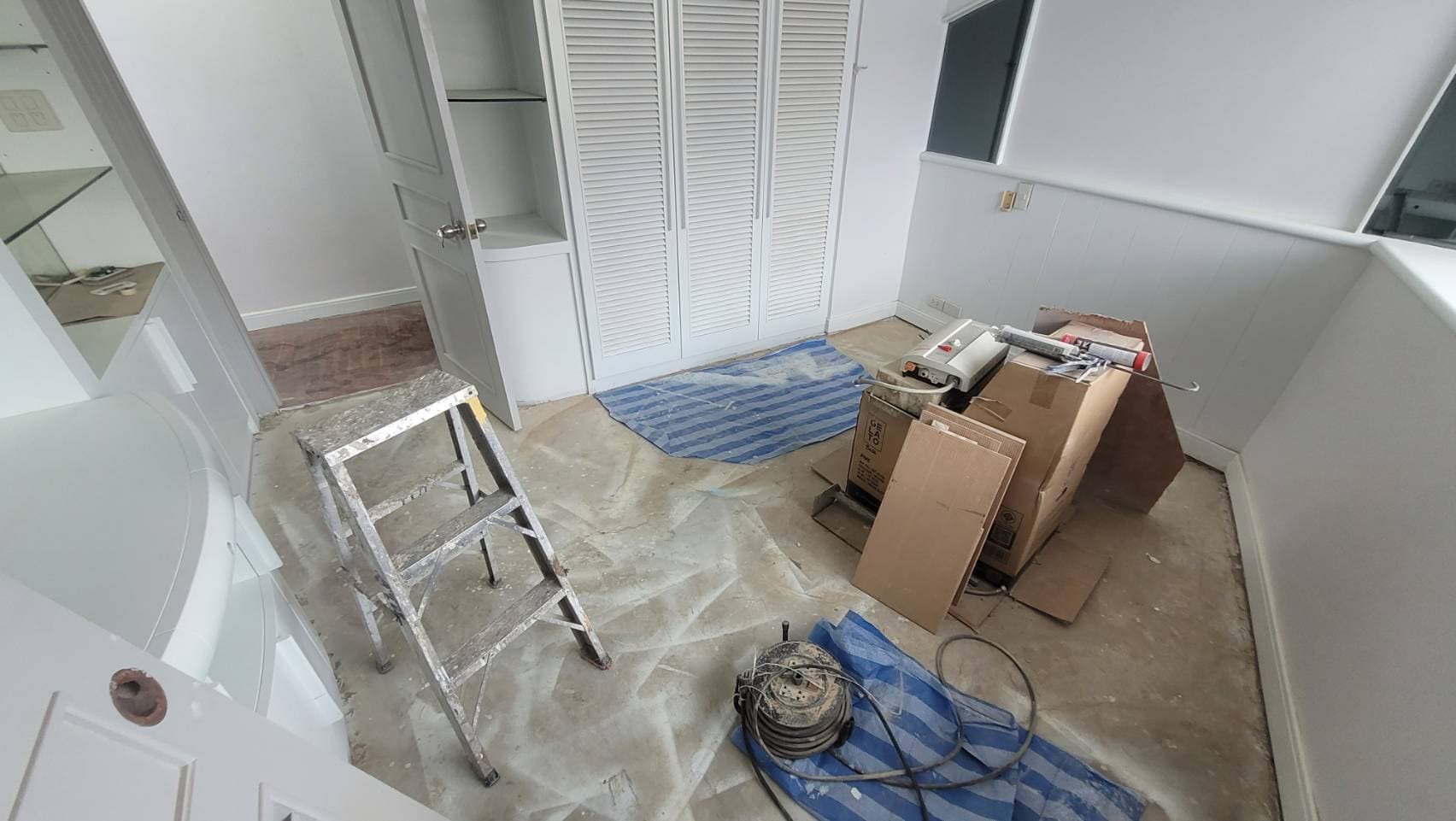 12945 – 309_bathroom.jpg