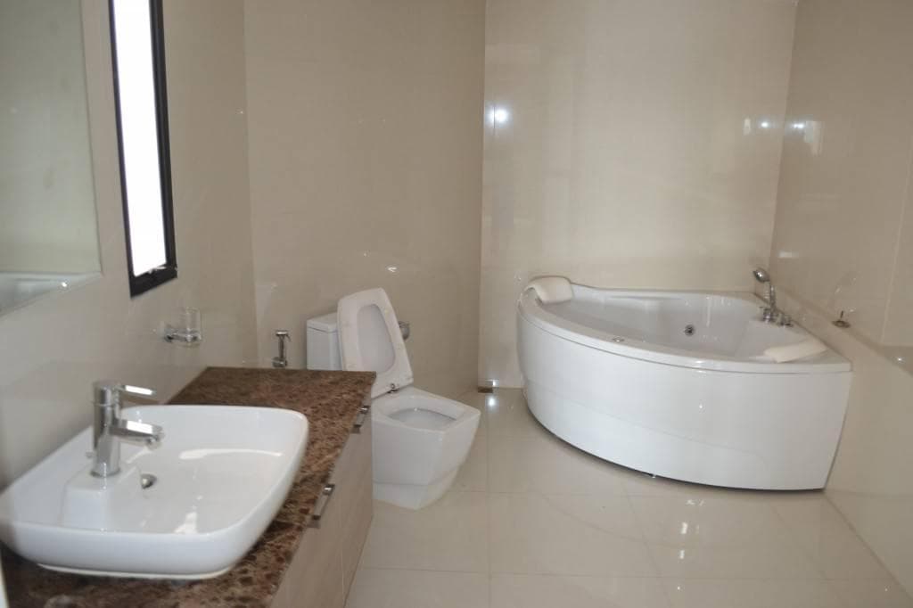 12955 – 318_bathroom.jpg