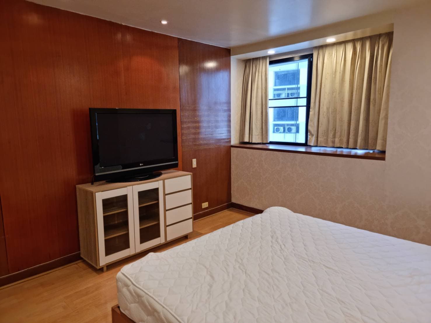 12966 – 162_living_room.jpg
