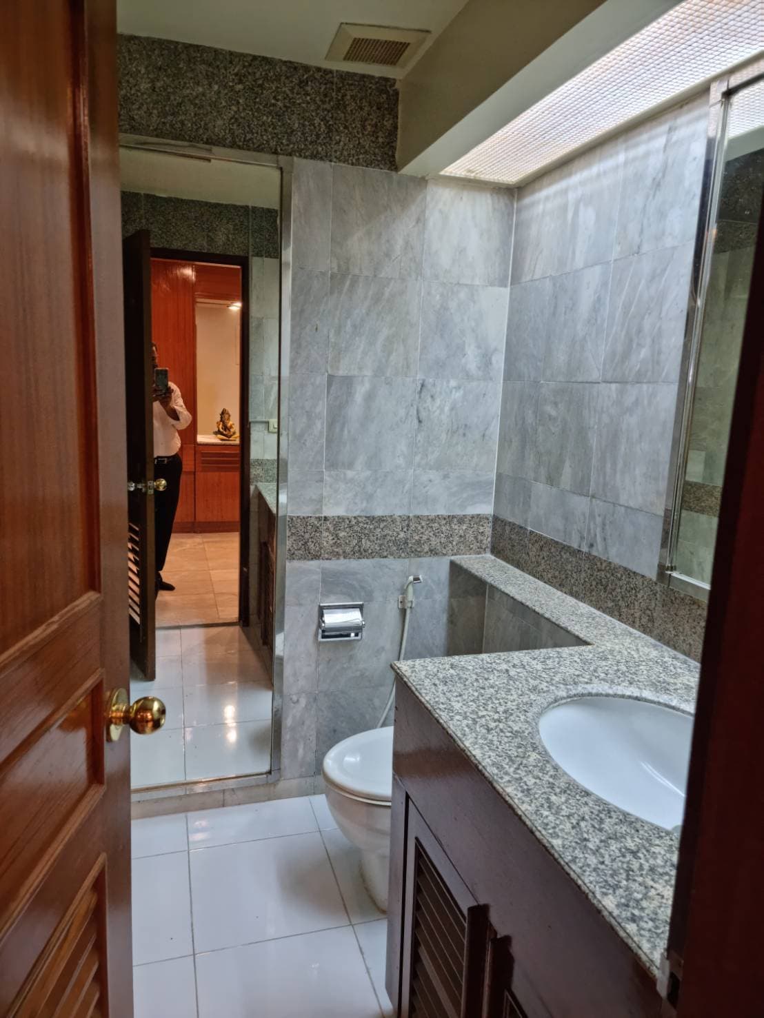 12966 – 304_bathroom.jpg