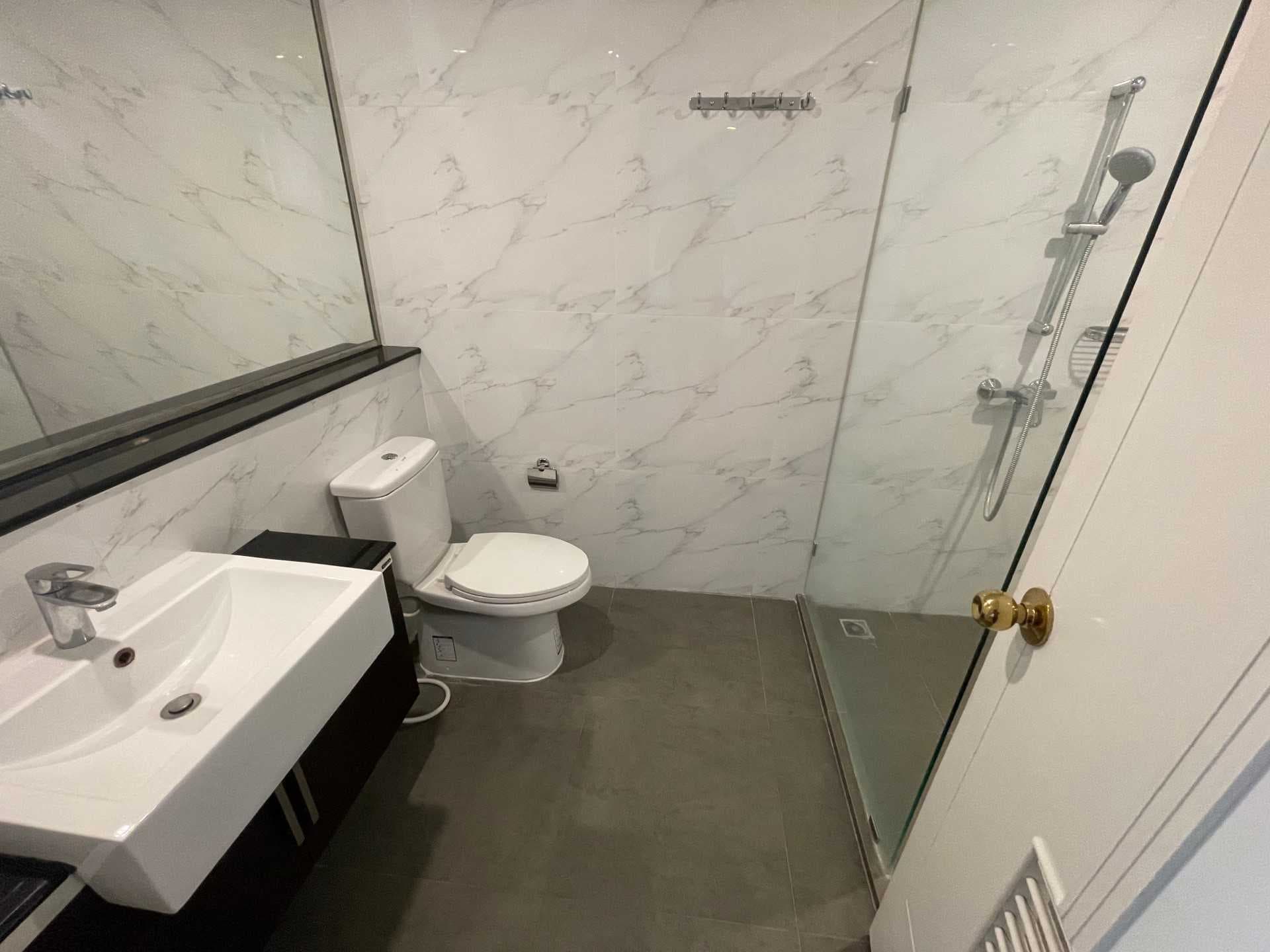 12995 – 380_bathroom.jpg